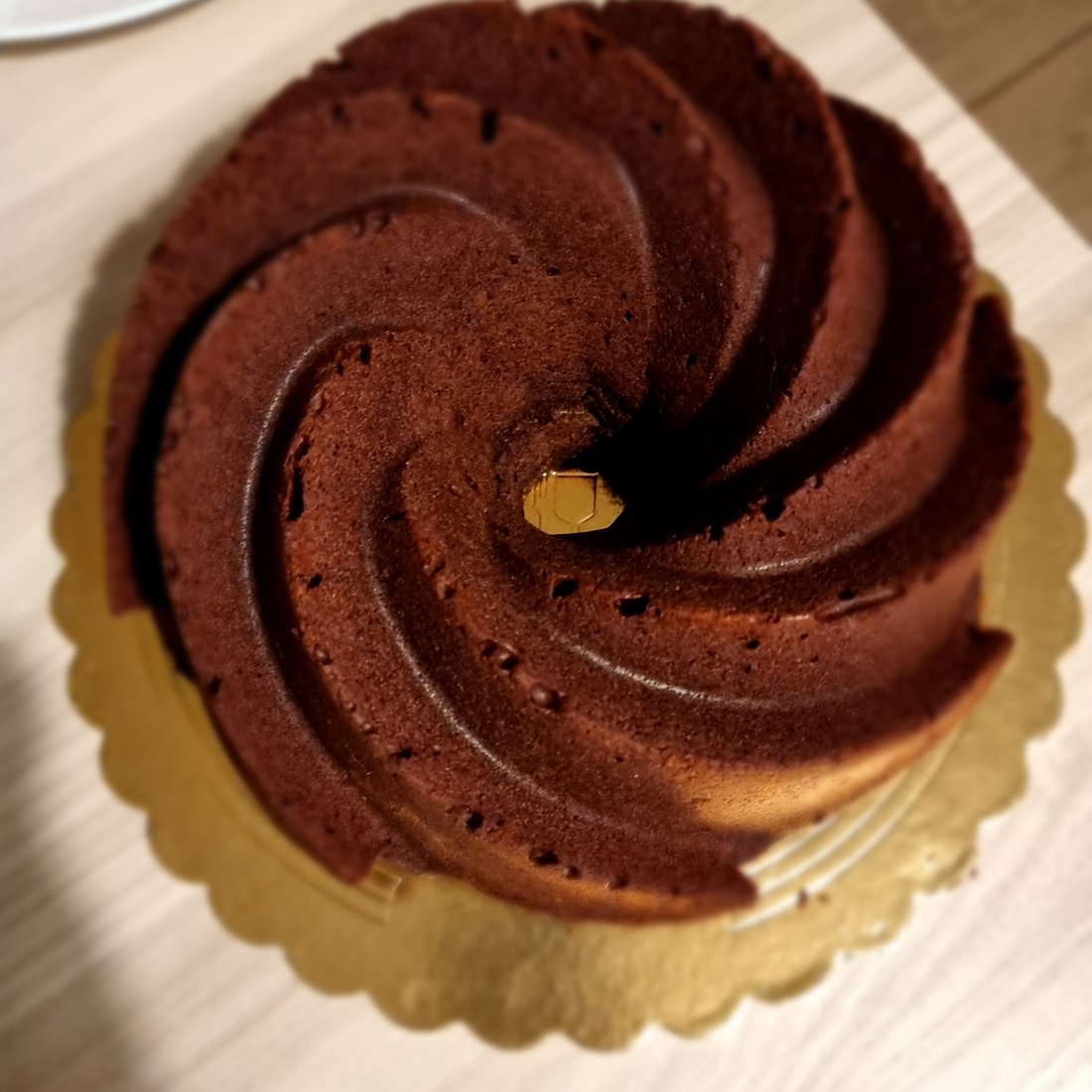 Ciambella al cioccolato fondente vista dall'alto