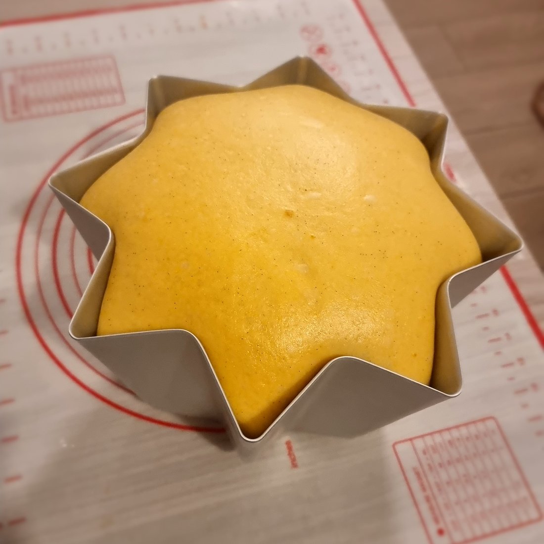 Pandoro a stella visto dall'alto, ancora nello stampo