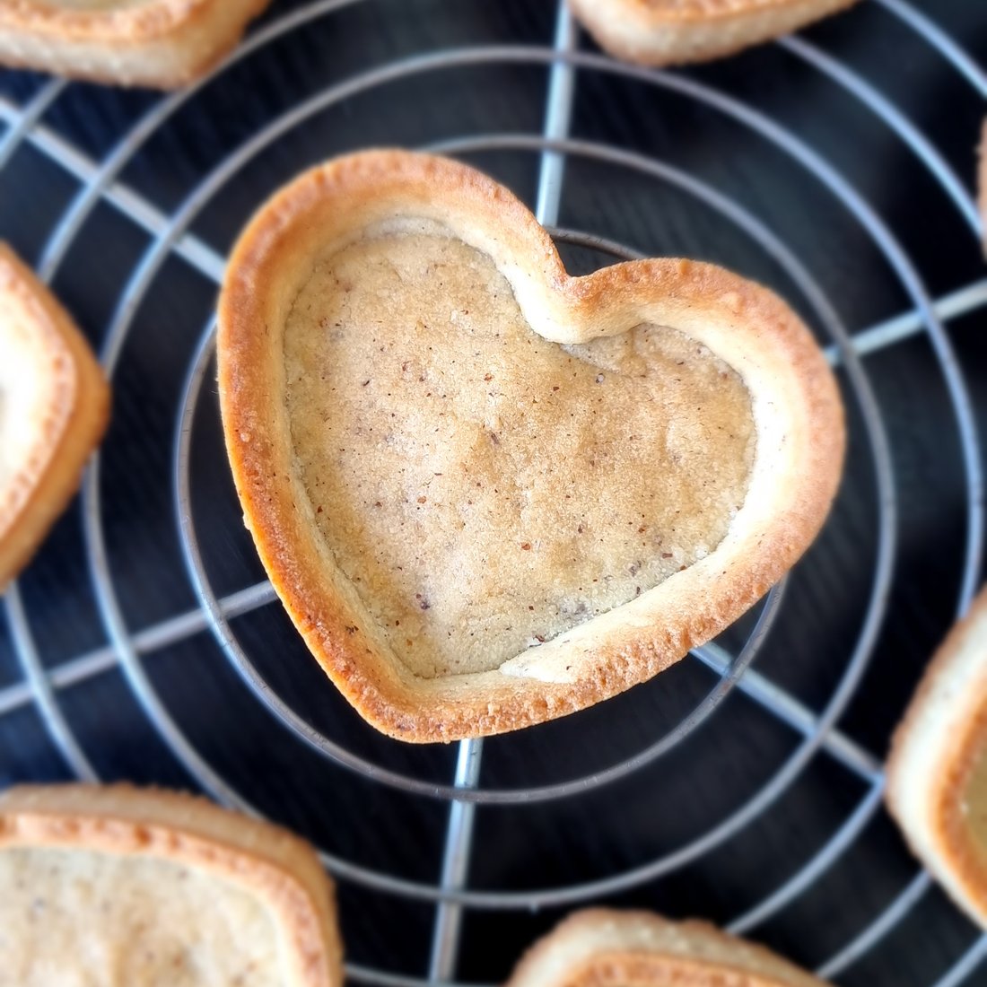 Tartelletta a cuore in raffreddamento sulla griglia