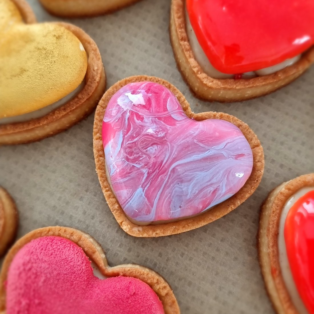 Cuore con glassa rossa lucida, dettaglio