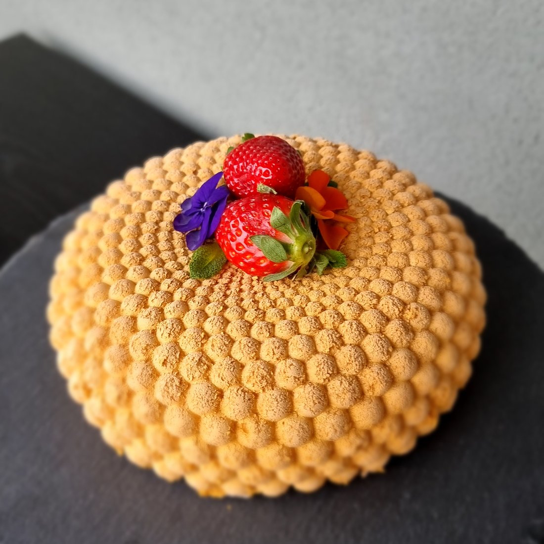 Torta moderna a cupola con superficie a sfere oro