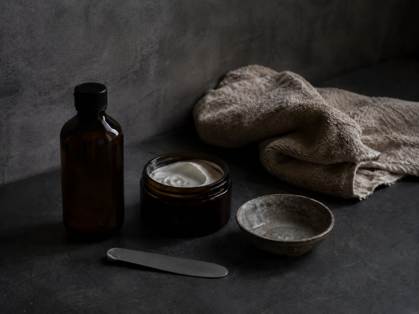 Flaconi e oggetti di skincare, natura morta in luce morbida